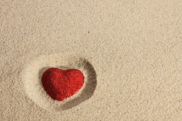 Symboliczne serca w piasku — Zdjęcie stockowe