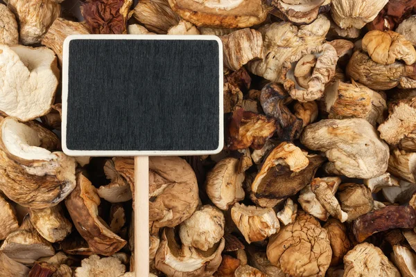 Indicatore, il cartellino del prezzo si trova sui funghi — Foto Stock