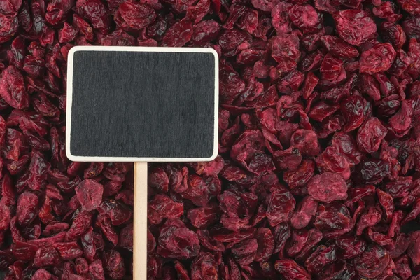 Pointer, the price tag lies on cranberry — Stock Photo, Image