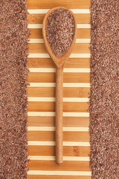 Деревянная ложка с семенем льна — стоковое фото