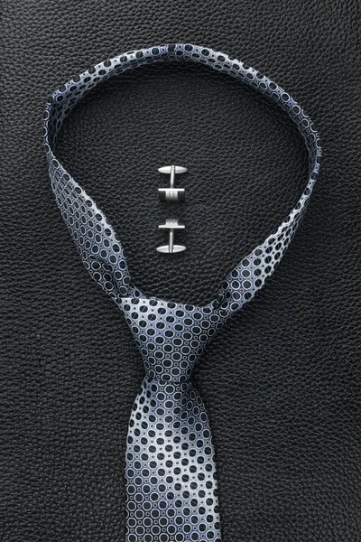 Krawat i spinki do mankietów, leżącego na skórze — Zdjęcie stockowe