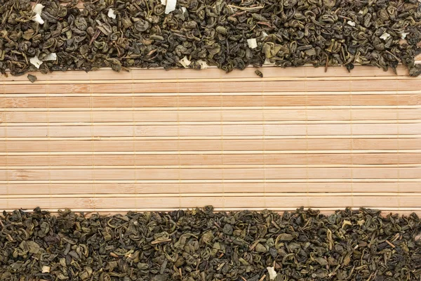 Sušené zelený čaj na bambusové rohoži — Stock fotografie