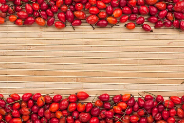 Rosehip  on  a   bamboo  mat — Stock Photo, Image