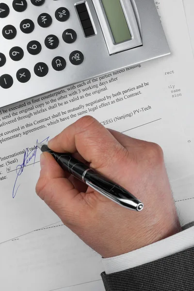 Businessman puts his signature on a document — Stock Photo, Image