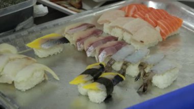 Japon şef suşi tabağı hazırlıyor.