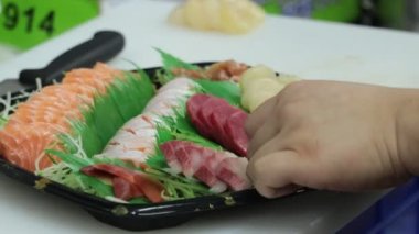 Japon şef suşi tabağı hazırlıyor.