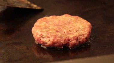 Bir restorandaki teppanyaki ızgarasının üstünde kızarmış wagyu bifteği.