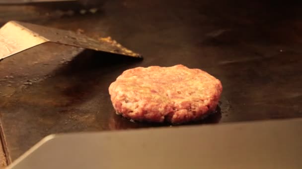 Gefrituurde Wagyu Beef Burger Steak Top Van Een Teppanyaki Grill — Stockvideo