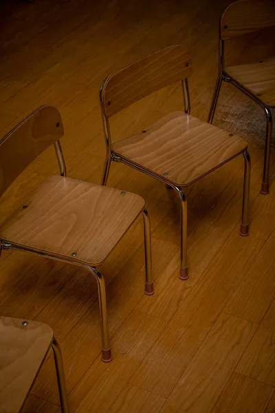 幼稚园儿童木制长椅布置整齐 — 图库照片