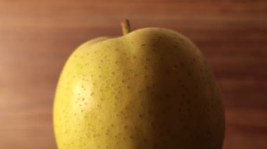 Ahşap arkaplan ve kıvrımlı taze Japon elması ve muzları.