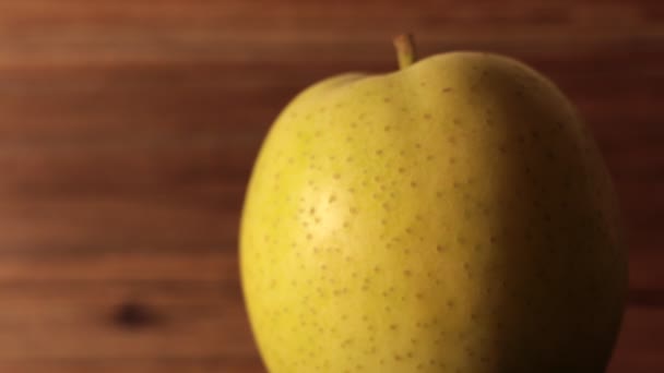 Ξύλο Φόντο Κόκκων Στροβιλίζονται Φρέσκα Ιαπωνικό Μήλο Και Μπανάνες — Αρχείο Βίντεο