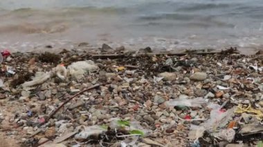 Farklı çöp ve atıklarla dolu bir kumsal.