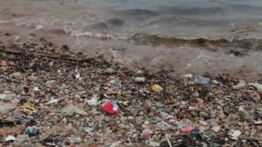 Farklı çöp ve atıklarla dolu bir kumsal.