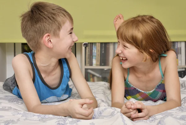 Jongen en meisje aan het lachen — Stockfoto