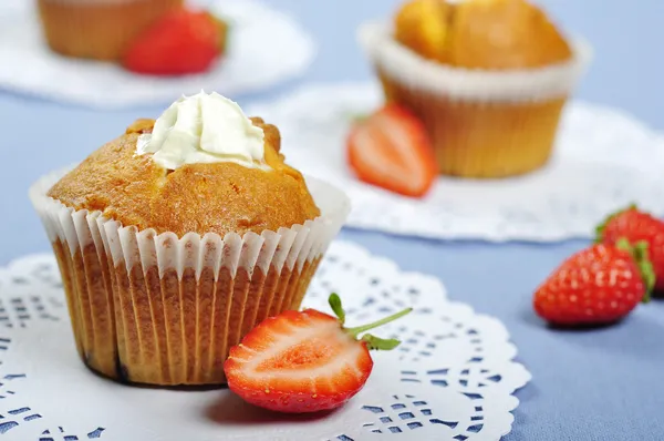 Muffins med jordgubbar — Stockfoto