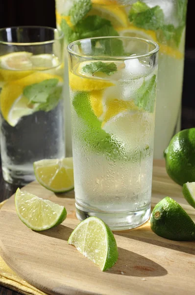 Холодний лимонад у склянці — стокове фото