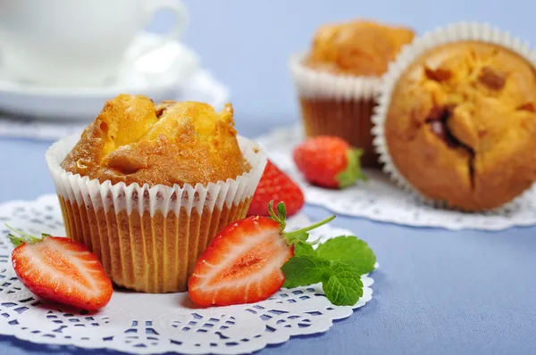 Muffins with strawberries — Stock Photo, Image