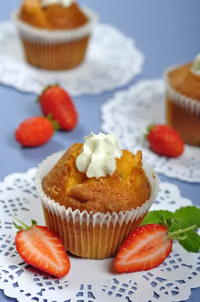 Muffins with strawberries — Stock Photo, Image