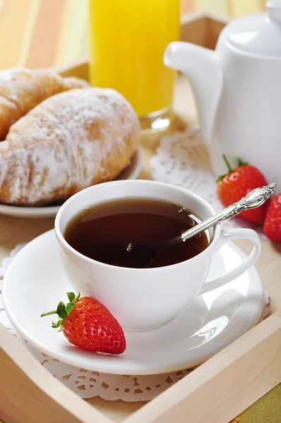 Ontbijt met thee en croissants — Stockfoto