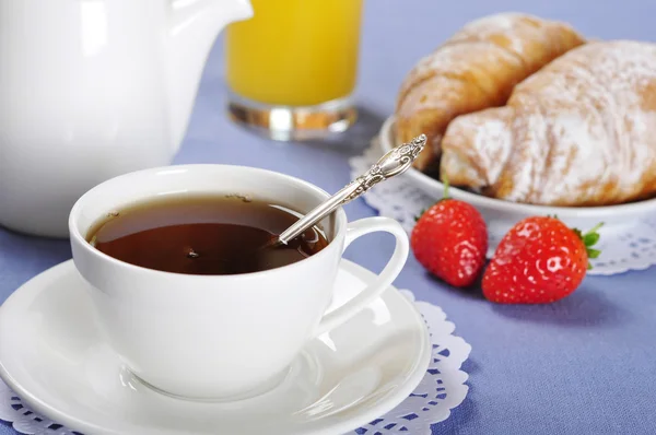 Tea and croissants — Stock Photo, Image