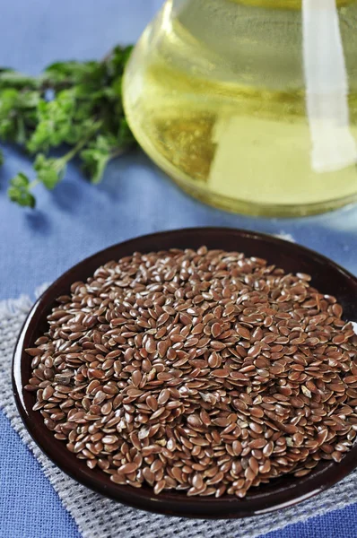 Flax seeds on ceramic plate — Stock Photo, Image