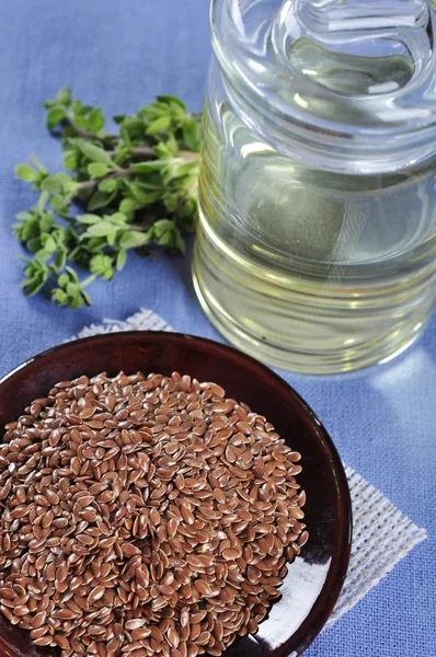 Linseed oil and flax seeds — Stock Photo, Image