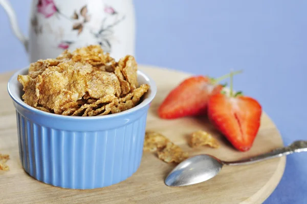 Bran flakes cereal with strawberry — Stock Photo, Image