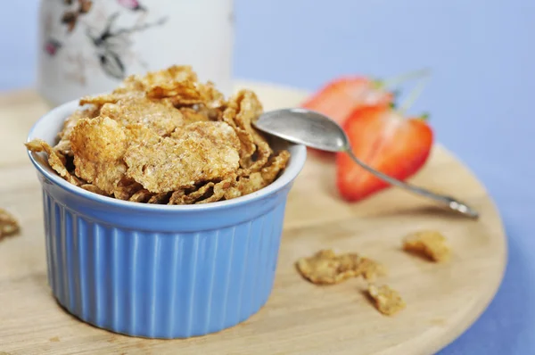 Bran flakes cereal in blue bowl — Stock Photo, Image