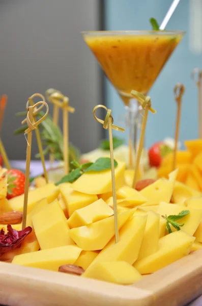 Buffet de festa com queijo — Fotografia de Stock