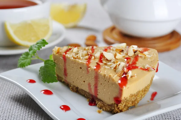 Caramel cheesecake with almond — Stock Photo, Image