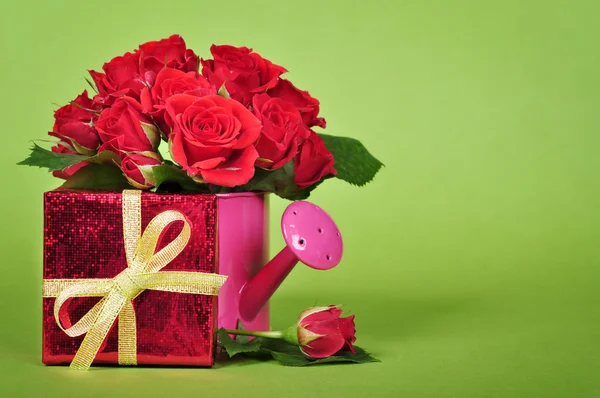 Rote Geschenkschachtel mit roten Rosen — Stockfoto