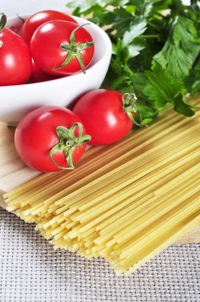 Espaguetis y tomates — Foto de Stock
