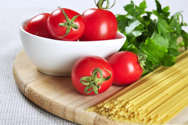 Spagetti och tomater — Stockfoto