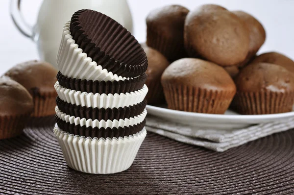Étuis à cupcakes marron et blanc — Photo