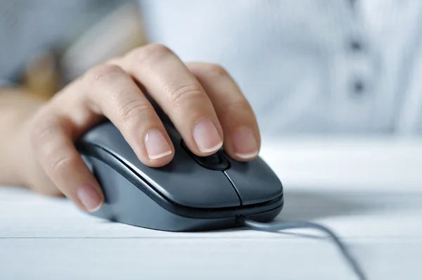 Weibliche Hand mit Computermaus — Stockfoto