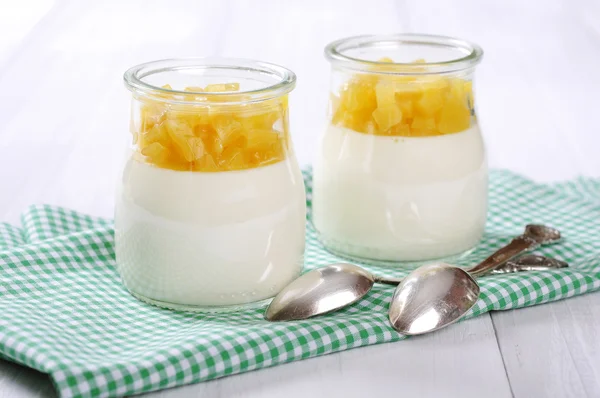 Postre de fruta con mango — Foto de Stock