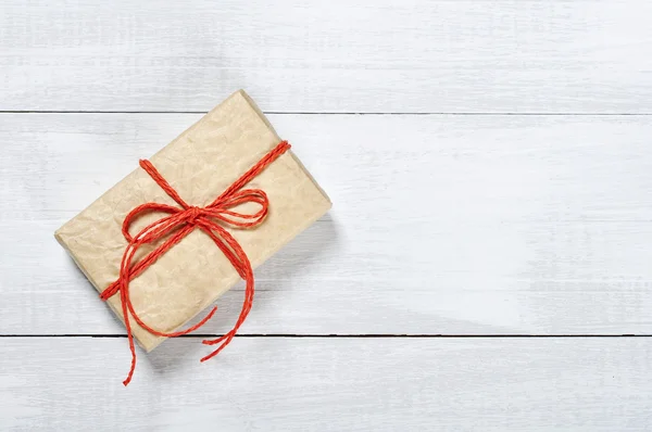 Caja de regalo con cinta roja — Foto de Stock