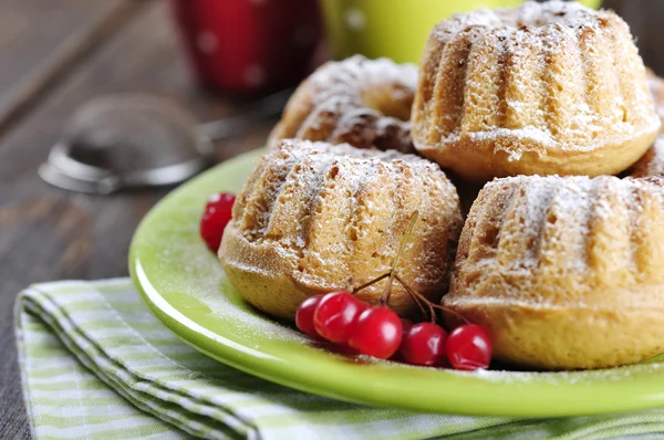 Muffins on green plate — Stock Photo, Image