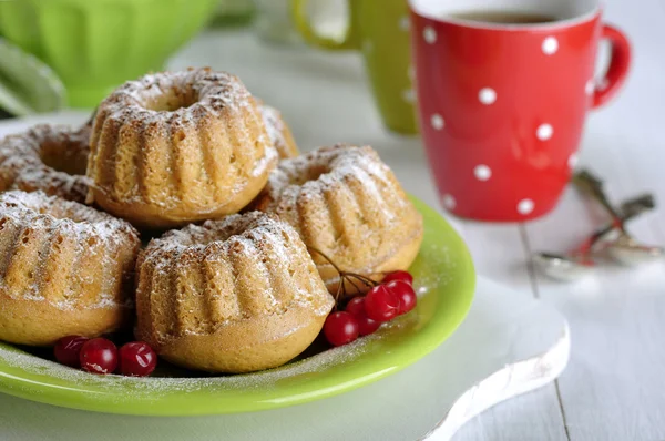 Muffins on green plate — Stock Photo, Image