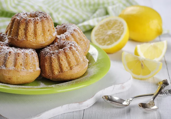 Muffins and fresh lemons — Stock Photo, Image