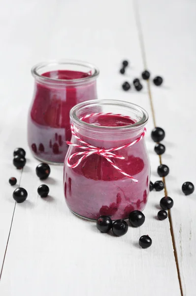 Tranbär och svarta vinbär smoothie — Stockfoto