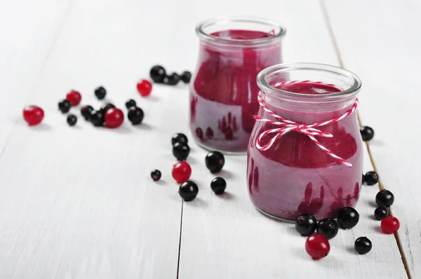 Kızılcık ve Siyah frenk üzümü smoothie — Stok fotoğraf