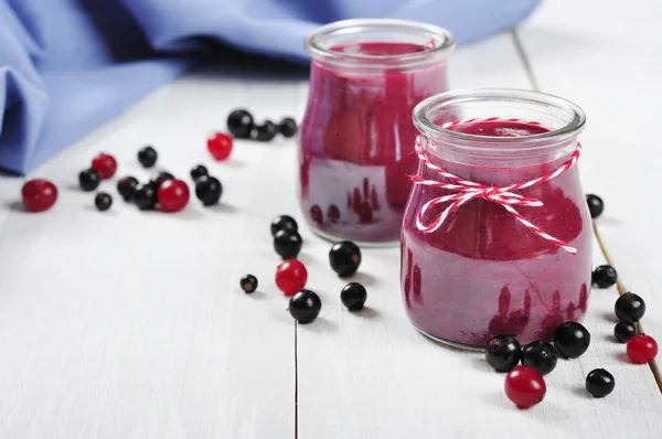 Kızılcık ve Siyah frenk üzümü smoothie — Stok fotoğraf