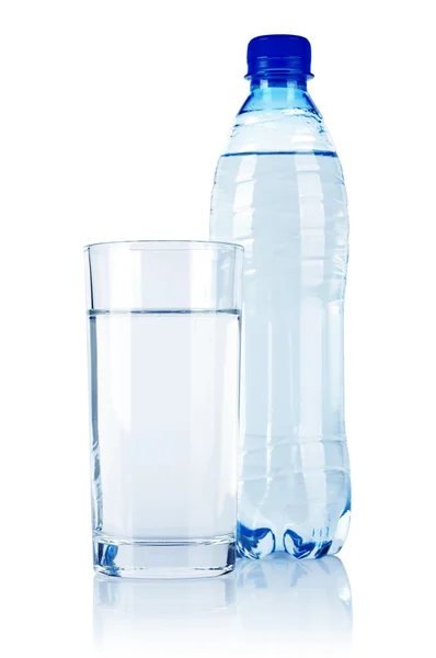 Vodu v plastové lahvi — Stock fotografie