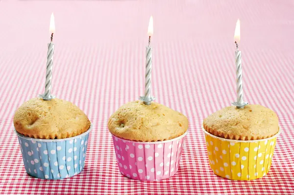 Tre muffin in muffin colorato — Foto Stock