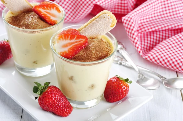 Dessert tiramisu med jordbær – stockfoto