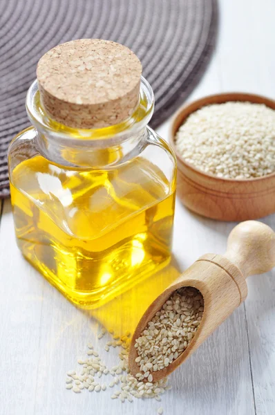 Sesame seeds and oil — Stock Photo, Image