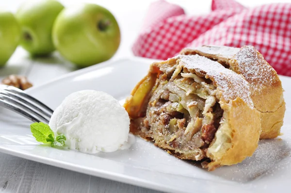 Strudel de maçã — Fotografia de Stock