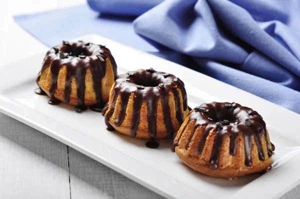 Cakes with melted chokolate icing — Stock Photo, Image