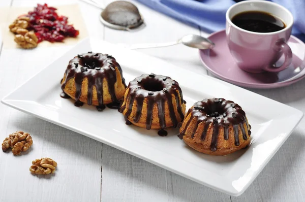 Cake with melted chokolate icing — Stock Photo, Image